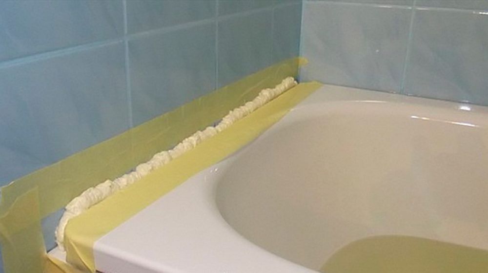 Как заделать щель между ванной и стеной монтажной пеной