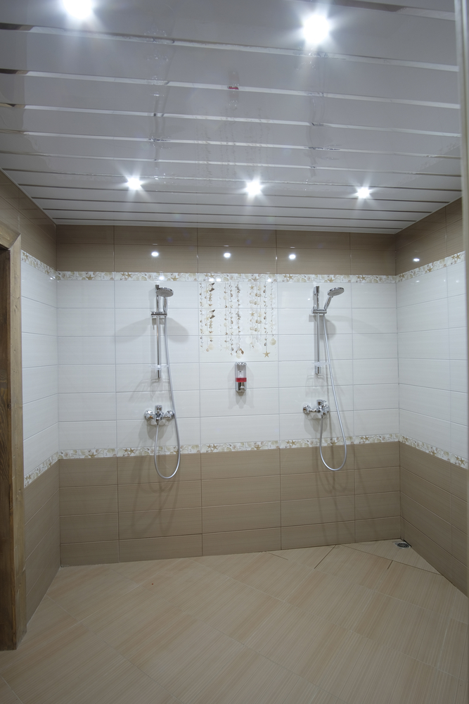 Монтаж реечного подвесного потолка в ванной комнате